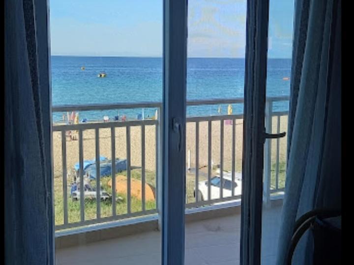 "Breeze" Front To The Sea - Hakidiki Villa Flogita Luaran gambar